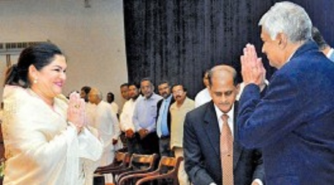 ரோசி சேனாநாயக்கவை…. மட்டும் செயற்குழுவில் மீண்டும் இணைத்து கொள்ள விரும்பும் ரணில்!