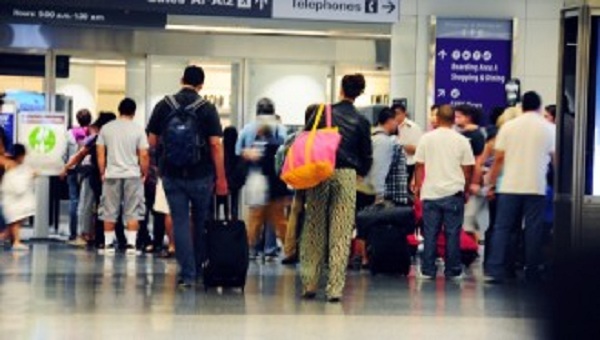 கட்டுநாயக்க விமான நிலையத்தில் 60 பேர் திடீர் கைது