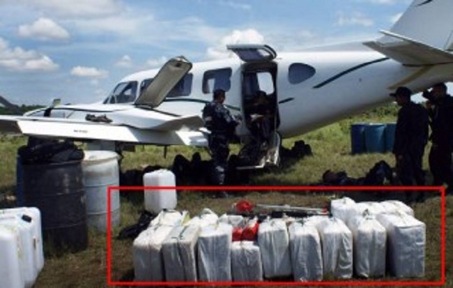 நடுவானில் விமானத்தை இடைமறித்து சோதனை செய்த அதிகாரிகள் கண்ட காட்சி!