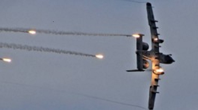 சுட்டு வீழ்த்தப்பட்ட போர் விமானம்..! தரையில் விழுந்து வெடித்து சிதறிய காட்சி