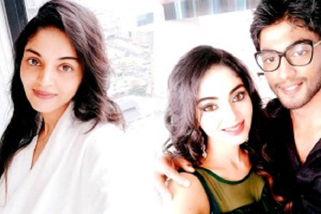 சர்ச்சைகளுக்கு மத்தியில் பிரபல நடிகருடன் புகைப்படம் எடுத்த ஈழத்து தர்ஷனின் காதலி!