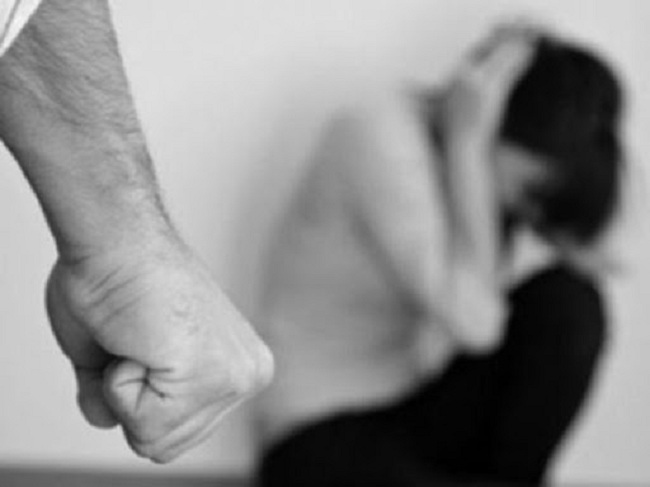 பலாத்காரம் செய்ய வந்தவனிடமிருந்து நொடியில் தப்பிய இளம்பெண்!..