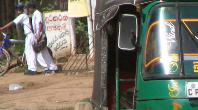 முச்சக்கர வண்டியில் சென்ற பாடசாலை மாணவி பாலியல் துஸ்பிரயோகம்!