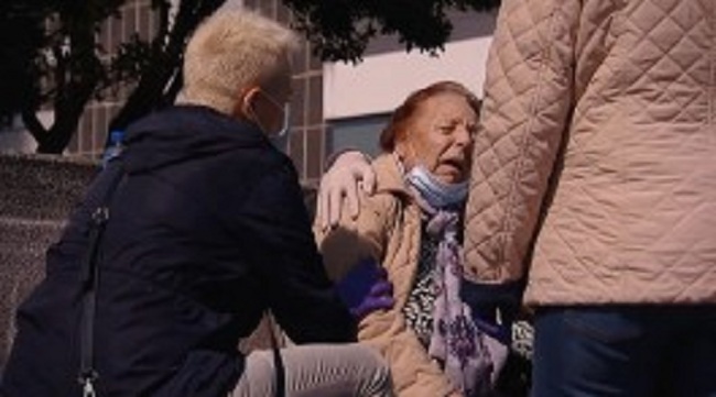 வயதான பெண்ணுக்கு சிகிச்சையளிக்க மறுத்த மருத்துவர்கள்!