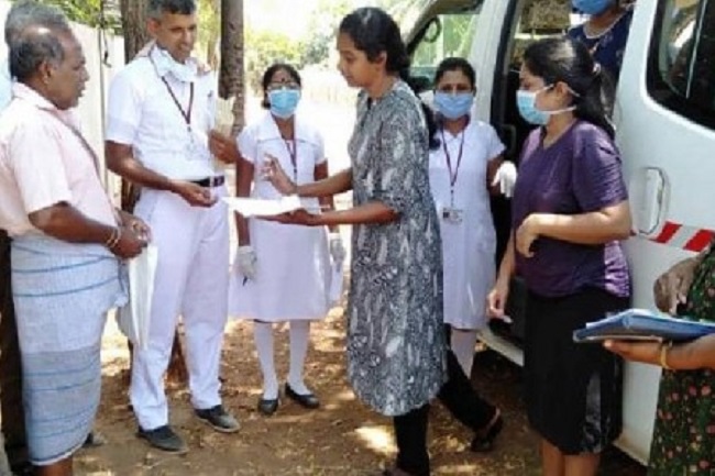 கொரோனாவால் வீடுகளுக்குள் முடங்கிய மக்கள்…வீடுவீடாக சென்று சேவைகளை வழங்கும் முல்லைத்தீவு வைத்தியசாலை மருத்துவர்….