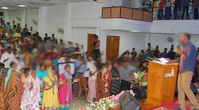 மத போதனையில் ஈடுபட்ட பாஸ்ரர் உட்பட 15 பேர் கைது!!