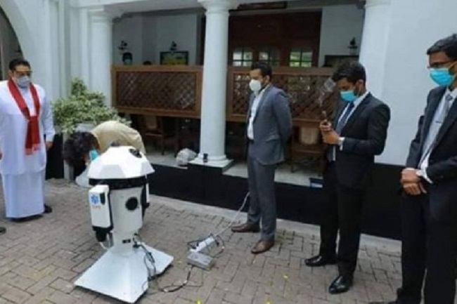 கொழும்பு கல்லூரி மாணவனால் மருத்துவத்துறைக்காக கண்டுபிடிக்கப்பட்ட ரோபா! மஹிந்த ராஜபக்ஷவிடம் கையளிப்பு