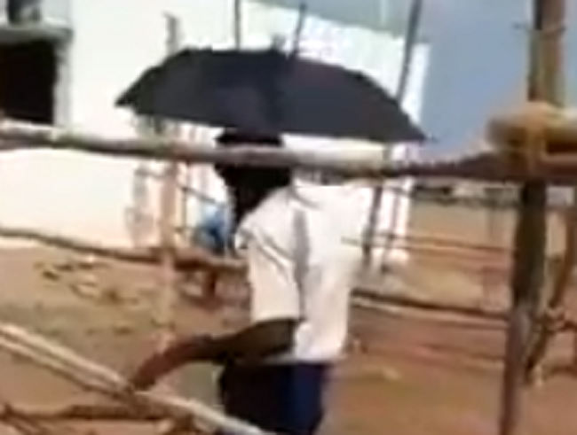 குடை பிடித்து மது வாங்க ட்ரையல் பார்க்கும் குடி மகன்! இணையத்தில் வைரலாகும் வீடியோ…!