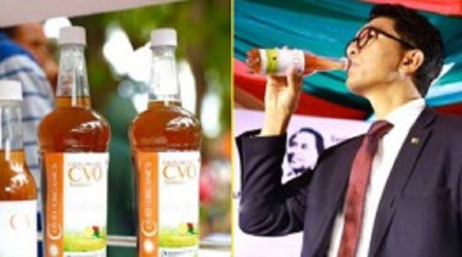 கண்டுபிடித்துவிட்டோம்! கொரோனாவிற்கு இந்த மூலிகை மருந்து போதும்: செய்தியாளர்கள் முன் குடித்து காட்டிய மடகாஸ்கர் பிரதமர்…!!