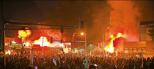 அமெரிக்காவில் பொலிஸ் நிலையத்துக்கு தீ!