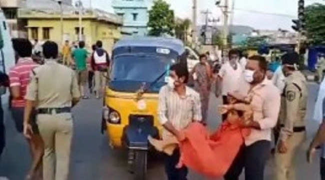 விஷவாயு கசிந்தது!… அடுத்தடுத்து மயங்கி விழும் மக்கள்! 5 பேர் பலி!… பரபரப்பை ஏற்படுத்திய சம்பவம்