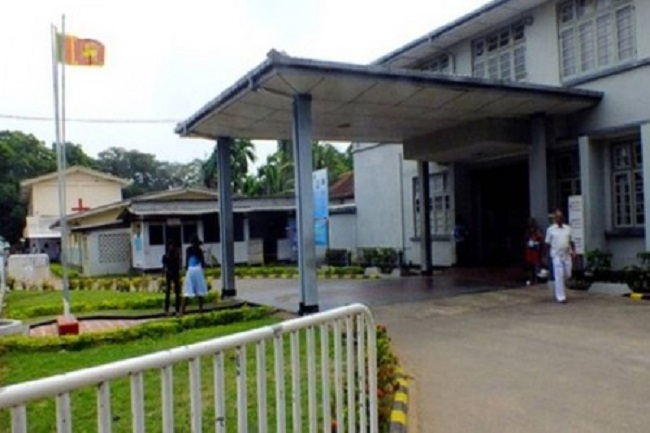 யாழ்ப்பாணத்தில் இரு சிறுமிகளிடம் தவறாக நடந்துக் கொண்டு மரத்தில் கட்டி வைத்து பச்சை மட்டையால் தாக்கிய நபர்கள்!