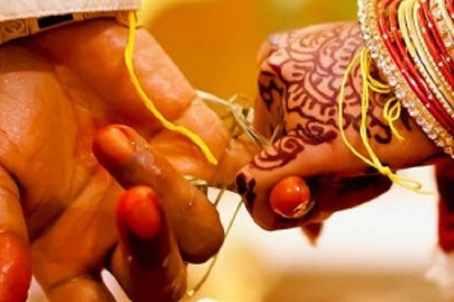 அவசரமாக சிறுமிக்கு திருமணம் செய்து வைத்த பெற்றோர்கள்.. பின்னர் கணவனுக்கு காத்திருந்த அதிர்ச்சி …!!