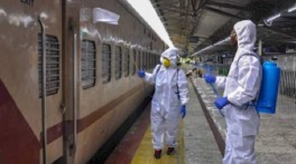 ரயில் கழிவறையில் அழுகிய நிலையில் ஆணின் சடலம்.!!