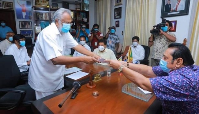 தமிழ் அரசியல் கைதிகளின் பெயர் பட்டியலை மஹிந்தவிடம் சமர்ப்பித்தர் டக்ளஸ்!