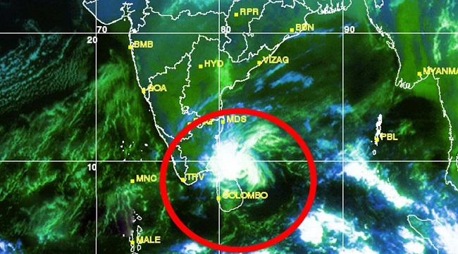 அடுத்த 6 மணித்தியாலங்களில் வடக்கு – வடகிழக்கு திசையில் பாரிய சூறாவளி!