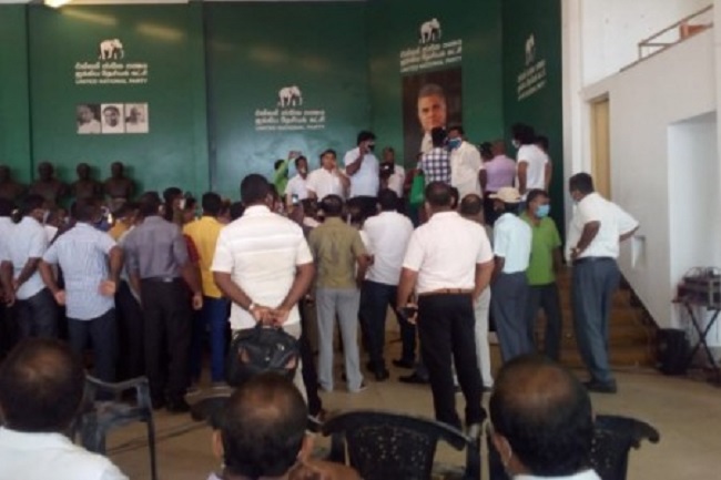 ரணிலின் கூட்டத்தில் பதற்றம் – ரணில் வெளிநடப்பு