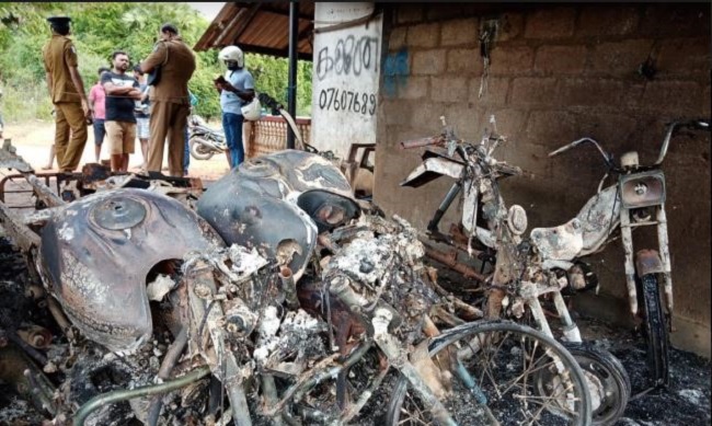 வாகன திருத்துமிடத்தில் நின்ற மோட்டார் சைக்கிள்களிற்கு தீ வைத்த விசமிகள்! பொலிஸார் தீவிர விசாரணை…..