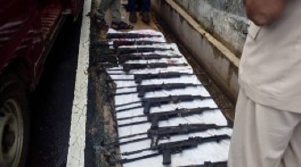 பெருந்தொகை துப்பாக்கிகளை கைப்பற்றிய அதிரடிப்படையினர்..எங்கு தெரியுமா ??