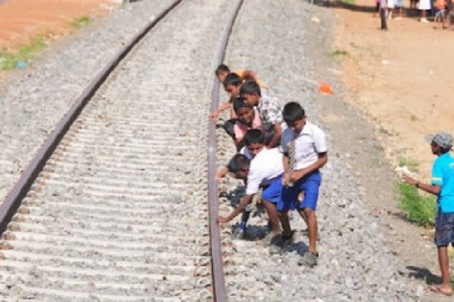 கிளிநொச்சியில் இடம்பெற்ற கோரவிபத்து! இளைஞர் ஒருவர் பலி!!