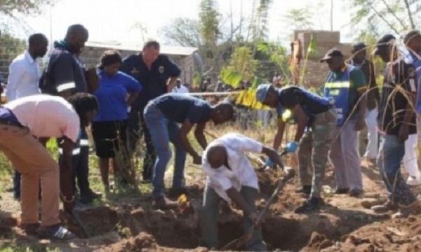 தோண்டத் தோண்டப் பணக்குவியல்! மிரண்டு போன பொலிஸார்..!!