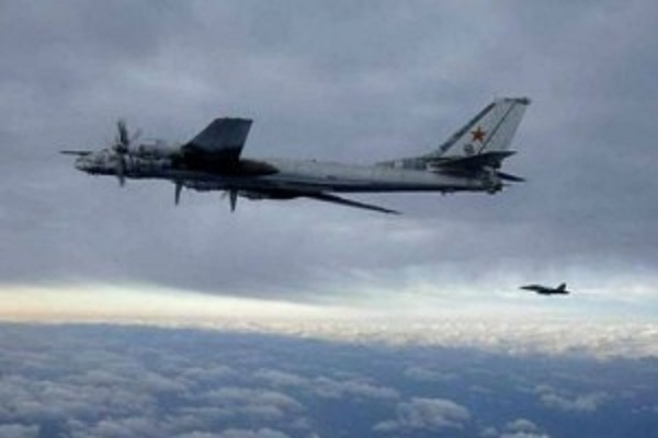 ரஷ்ய ராணுவ விமானங்கள் நடுவானில் வைத்தே தடுத்து நிறுத்திய அமெரிக்க போர் விமானங்கள்..!!