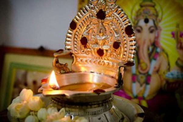 காமாட்சி அம்மன் விளக்கை ஏற்றும்போது ஒருபோதும் இந்த தவறை மட்டும் செய்யாதீர்கள்?