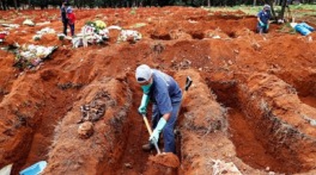 ஒரே நாளில் 54,000 பேர் பாதிப்பு… கொரோனாவால் இடுகாடாகும் நாடு!