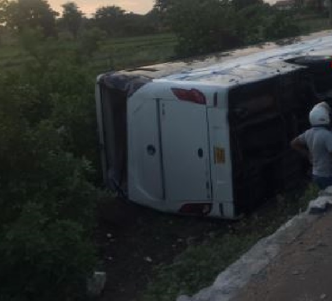 கொழும்பிலிருந்து யாழ்ப்பாணம் வந்த சொகுசு பேருந்து கவிழ்ந்தது; பலர் படுகாயம்