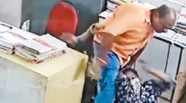 முக கவசம் அணிந்து பேசுமாறு கூறிய பெண் ஊழியரின் தலைமுடியை இழுத்து இரும்பு கம்பியால் கொடூரமாக தாக்கிய அதிகாரி! முக்கிய செய்தி…..!