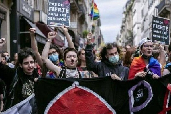 பாரிசில் ஓரினச்சேர்க்கையாளர்கள் ஆர்ப்பாட்டம்!