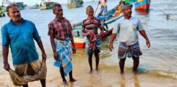 நடுக்கடலில் தத்தளித்த நான்கு ராமேஸ்வரம் மீனவர்களை மீட்ட இலங்கை கடற்படையினர்!