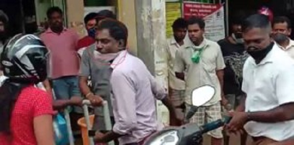 பெண் ஒருவரை ஆசாமியொருவர் கையடக்க தொலைபேசியில் வீடியோ படம் எடுத்ததால் பரபரப்பு!