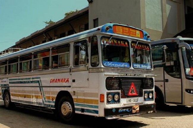 பொதுமக்களுக்கு இடையூறு ஏற்படுத்தும் வகையில் நடந்துக்கொண்ட பேருந்து சாரதி நேர்ந்த விபரீதம்..!!