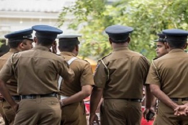 லஞ்சம் வாங்கும் போது வசமாக சிக்கிய பெண் கிராமசேவை அலுவலர்!