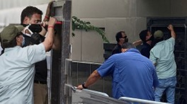 சீன தூதரக கதவை உடைத்து அதிரடியாக உள்ளே நுழைந்த அமெரிக்க…