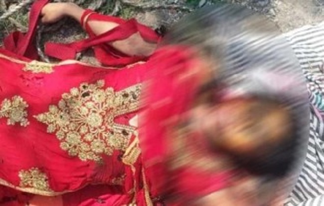 பூட்டிய வீட்டுக்குள் சடலமாக 30 வயது இளம்பெண்!… 15 மணிநேரமாக தொடக்கூட தயங்கிய அதிகாரிகள்…