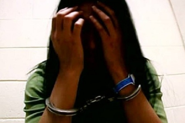 வெடி பொருட்களுடன் பெண் ஒருவர் கைது!