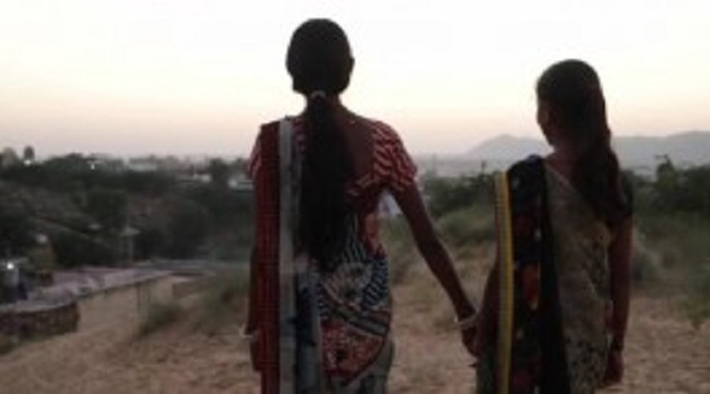 இளம்பெண்ணை காதல் திருமணம் செய்து கொண்ட 35 வயது பெண்! ஆண் வேடமிட்டு குடும்பம் நடத்தியது அம்பலம்…