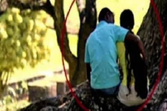 வவுனியா குடியிருப்பு குளக்கட்டில் தமிழ் மாணவிகளின் முகம் சுழிக்கவைக்கும் செயல்!