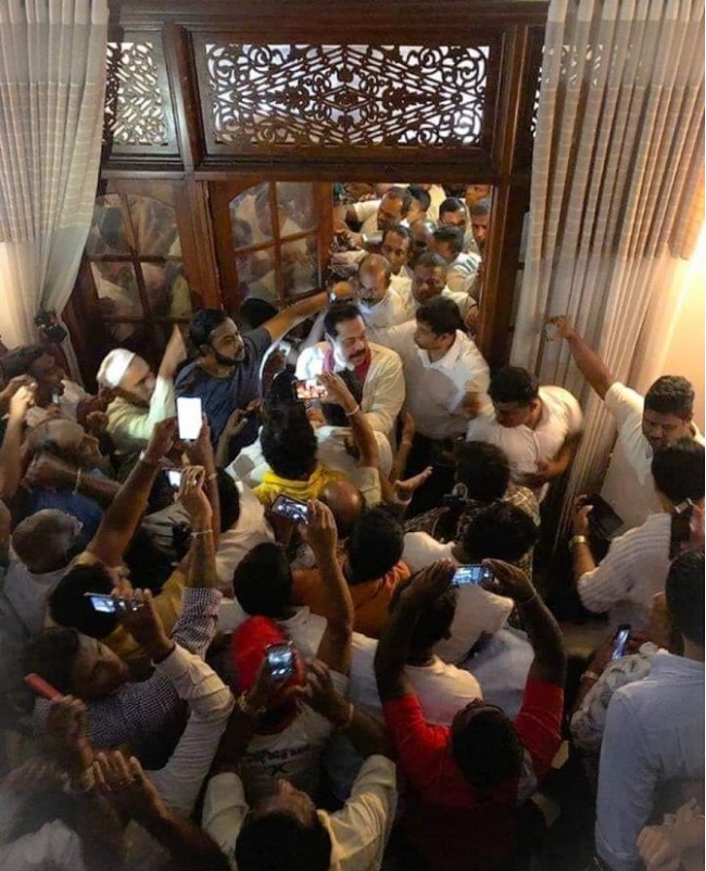 வெற்றிக்கொண்டாட்டத்தில் மஹிந்த!