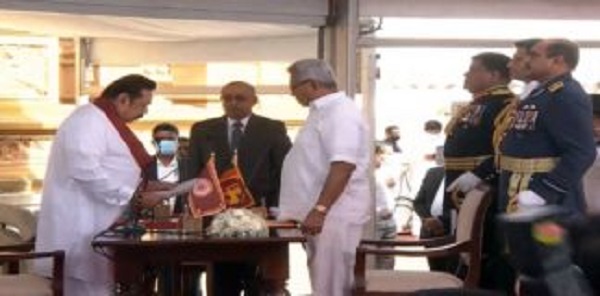 சற்று முன்னர் 28 ஆவது பிரதமராக பதவியேற்ற மஹிந்த ராஜபக்ஷ !!