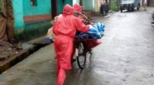 இறந்தவரின் சடலத்தை அடக்கம் செய்ய சைக்கிளில் எடுத்துச் சென்ற அவலம்!