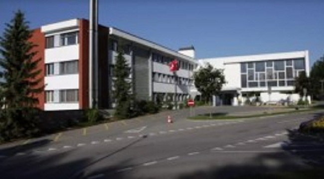 மருத்துவமனை முன்பு உயிருக்கு போராடிய சுவிஸ் பெண்மணி பரிதாப மரணம்