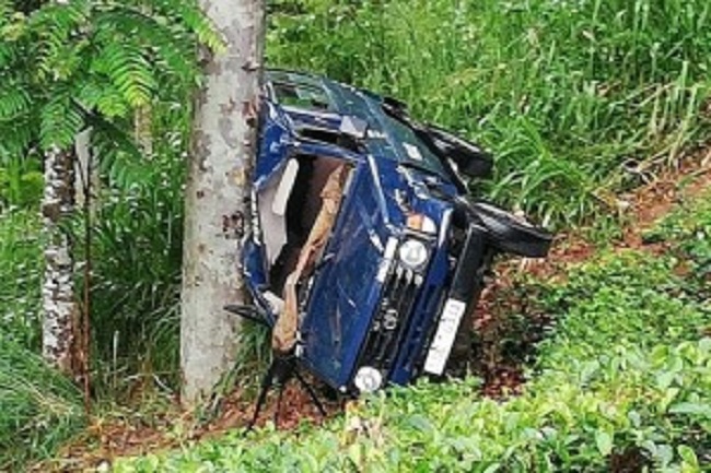 30 அடி பள்ளத்தில் வீழ்ந்து விபத்துக்குள்ளானது பொலிஸார் பயணித்த ஜீப் வண்டி….  2 பேர் படுகாயம்.