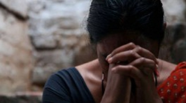 கணவனை பிணைக் கைதியாக பிடித்து வைத்து தாய்-மகளை தூக்கி சென்று பலாத்காரம் செய்த கும்பல்!