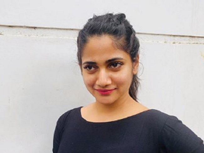 மீண்டும் ரசிகர்களை கிரங்க வைத்த ஈழத்து பெண் லொஸ்லியா : எப்படி இருக்கிறார் தெரியுமா?