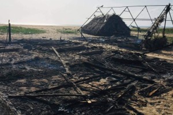 வடமராட்சி பருத்தித்துறை கடற்கரையோரத்தில் காணப்பட்ட நான்கு மீனவர்களின் வாடிகள் எரிக்கப்பட்டன!!