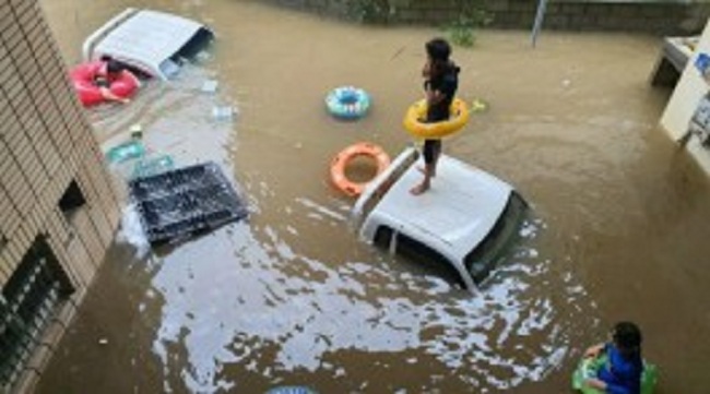 40 நாள் தொடர்ந்து கொட்டித் தீர்த்த மழை… பெருவெள்ளத்தில் மிதக்கும் நாடு!