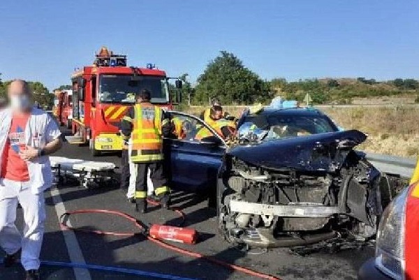 இரண்டு கார் நேருக்கு நேர் மோதி விபத்து!